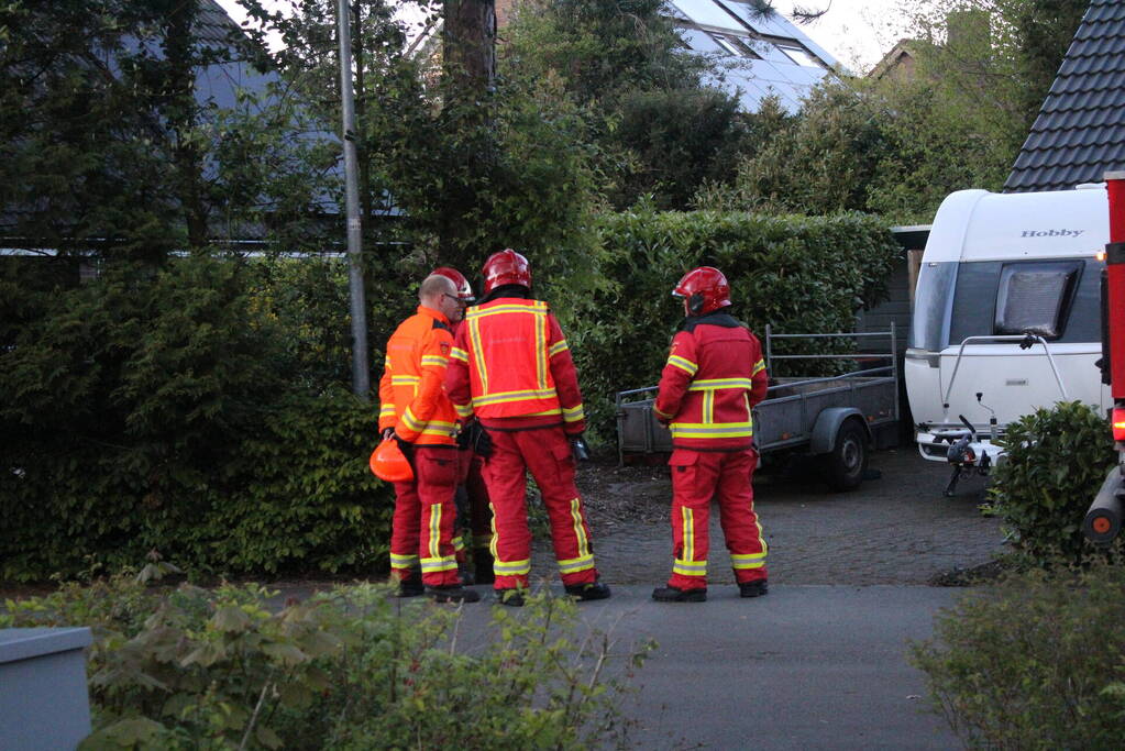 Brandweer veegt schoorsteen na brand