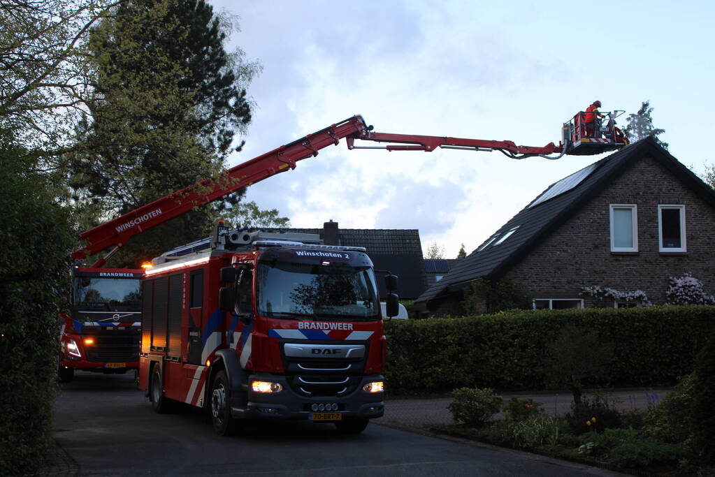 Brandweer veegt schoorsteen na brand