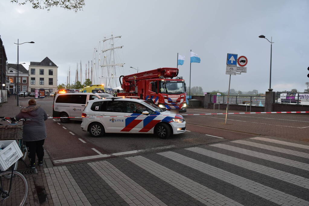 Persoon door hulpdiensten uit water gered