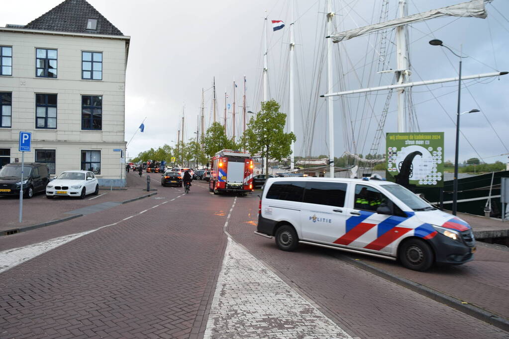 Persoon door hulpdiensten uit water gered