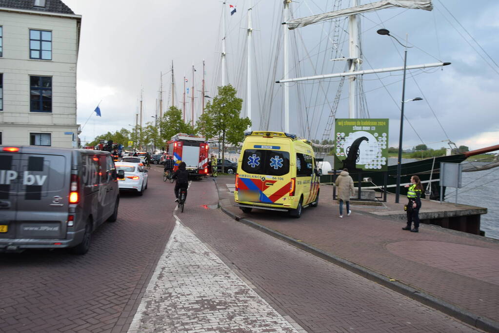 Persoon door hulpdiensten uit water gered