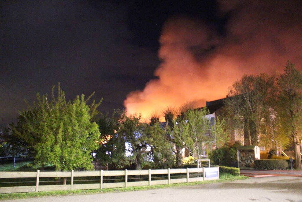 Grote uitslaande brand in stal