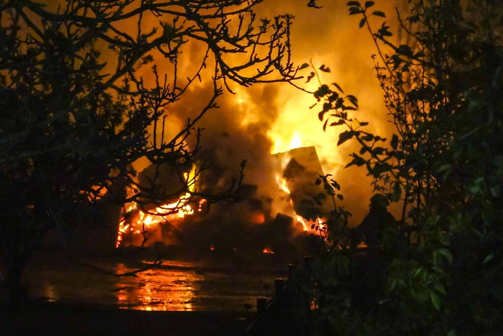 Grote uitslaande brand in stal