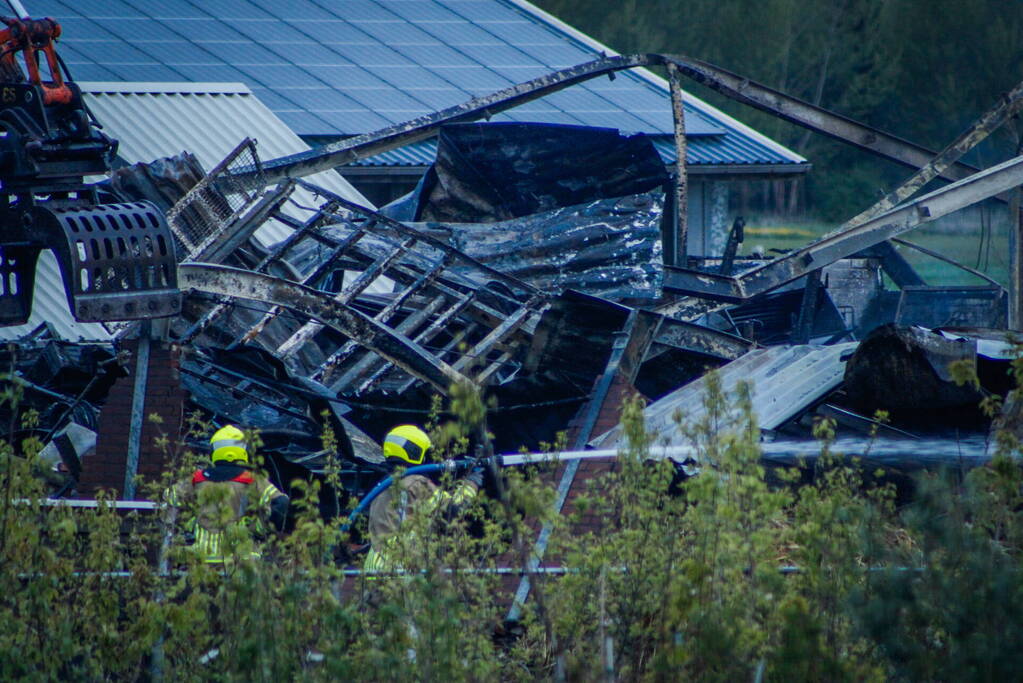 Enorme schade na verwoestende brand in stal