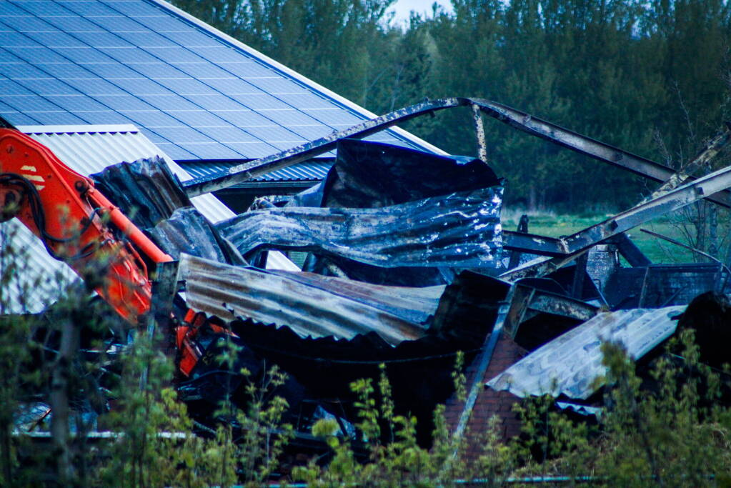Enorme schade na verwoestende brand in stal
