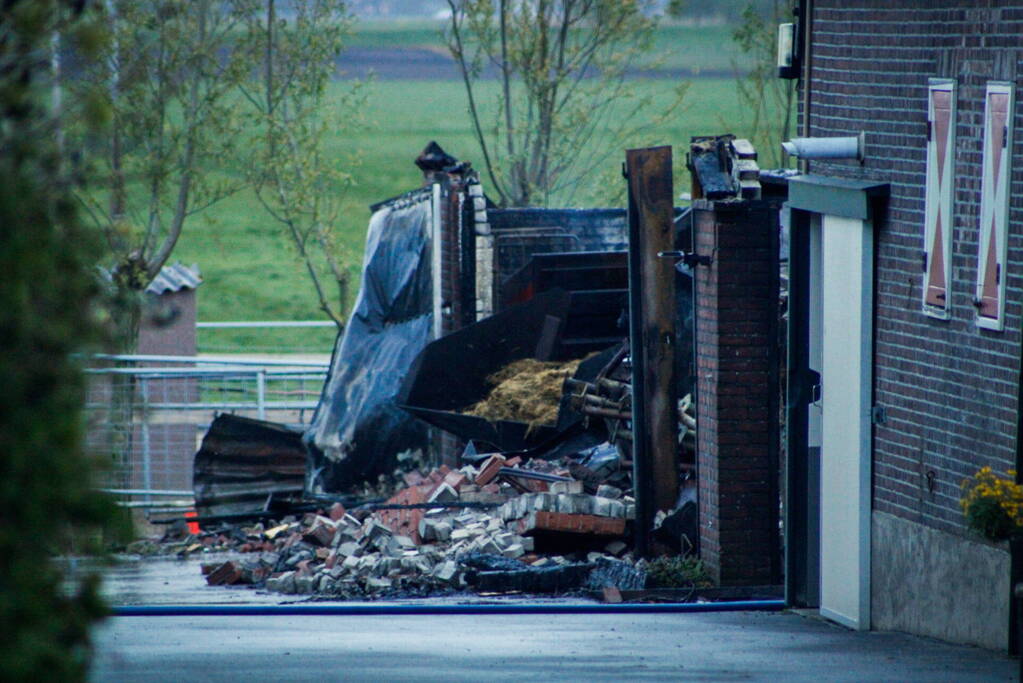 Enorme schade na verwoestende brand in stal