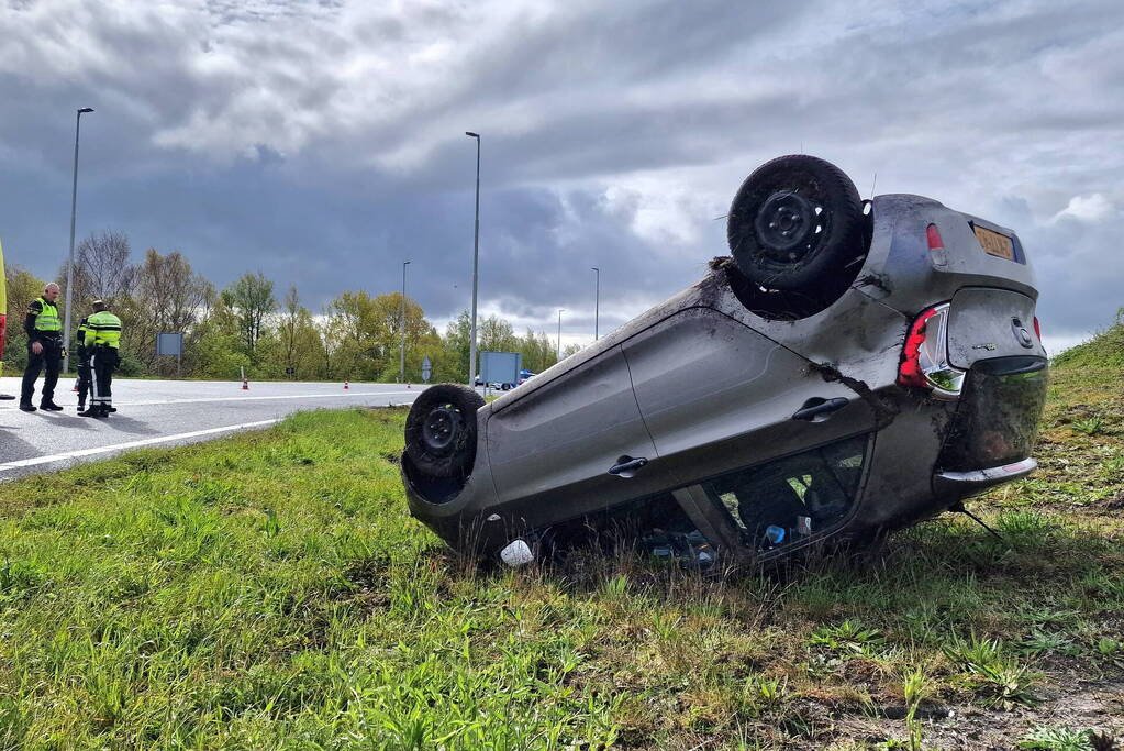 Automobilist belandt op de kop in berm
