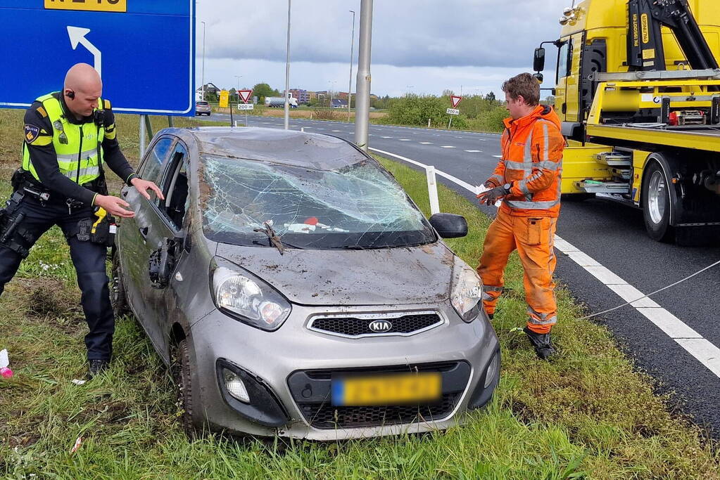 Automobilist belandt op de kop in berm