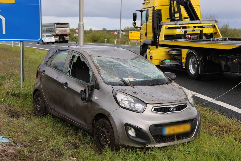 Automobilist belandt op de kop in berm
