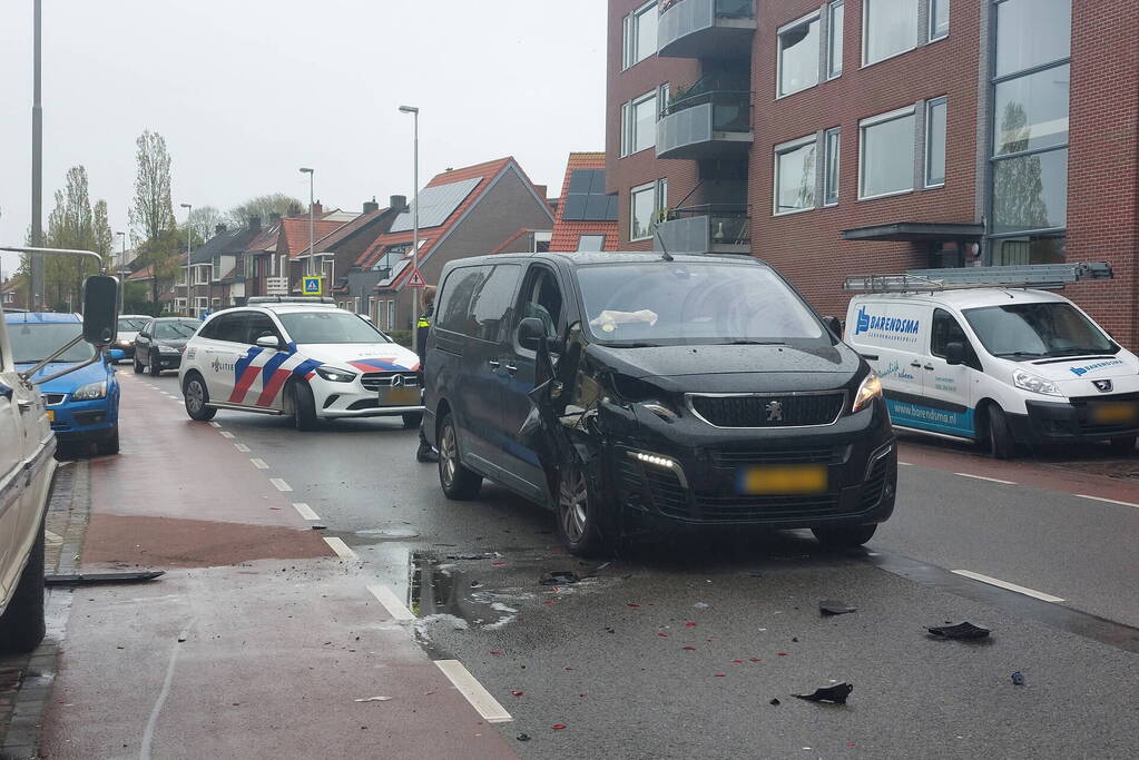 Veel schade bij ongeval tussen twee busjes