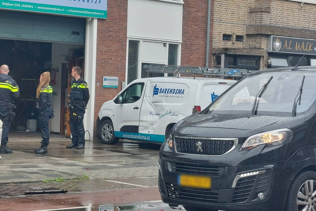 Veel schade bij ongeval tussen twee busjes
