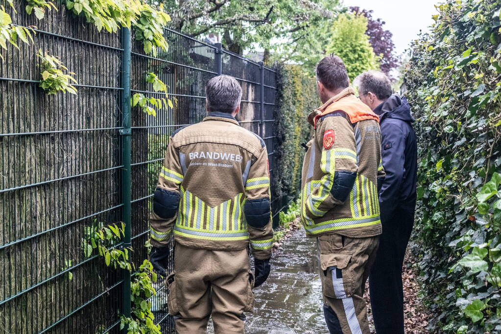 Brand in achtertuin snel onder controle door omstanders