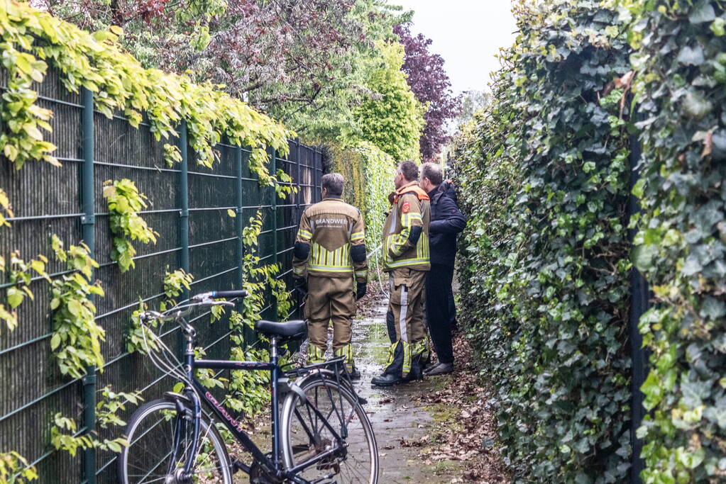 Brand in achtertuin snel onder controle door omstanders