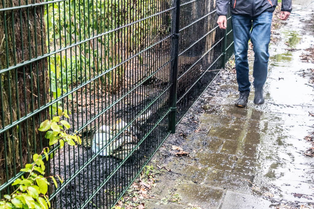 Brand in achtertuin snel onder controle door omstanders