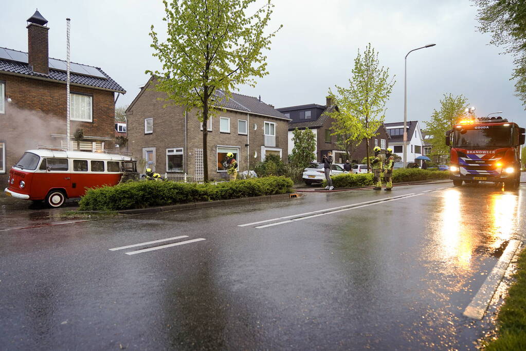 Camperbus zwaar beschadigd door brand