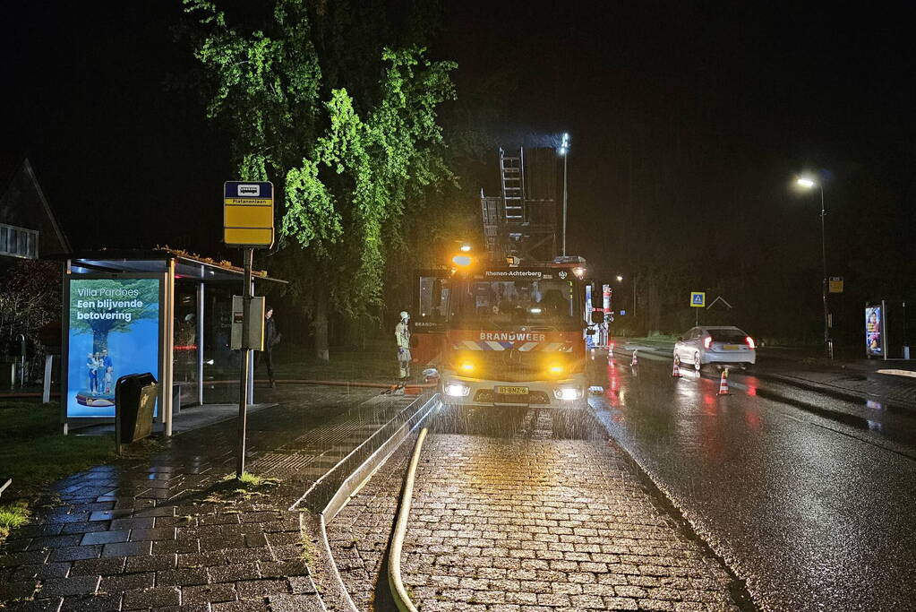 Brandweer blust brand in bijgebouw