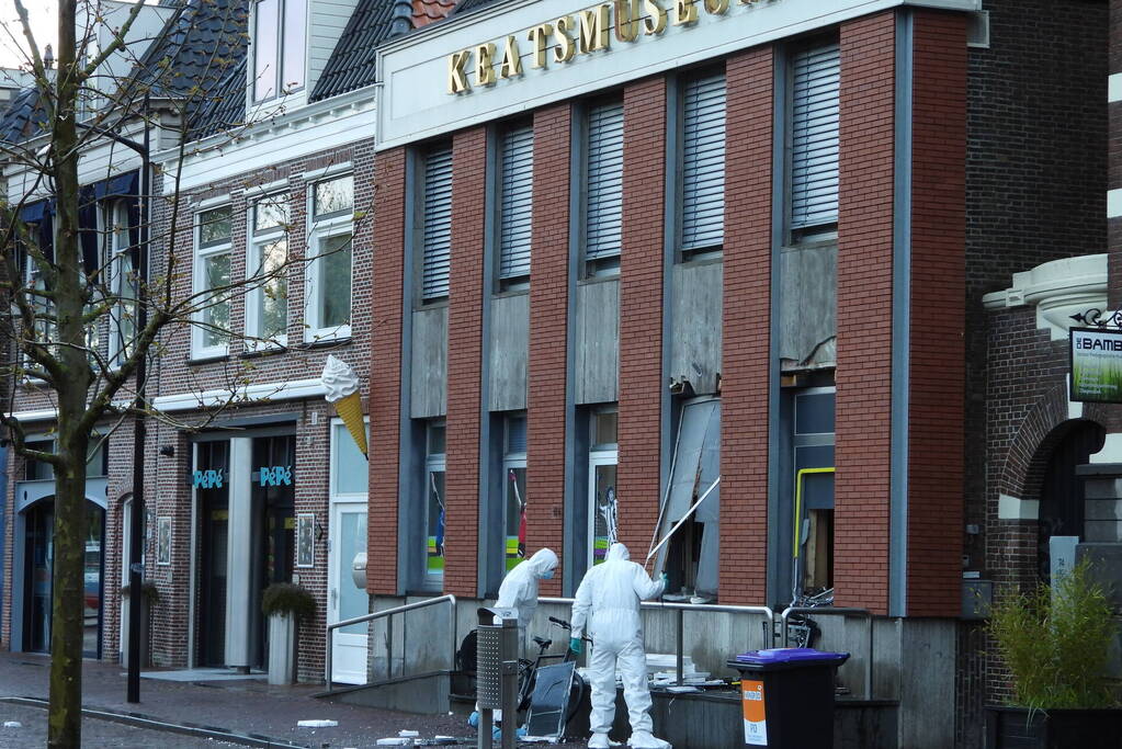 Enorme ravage na plofkraak op pinautomaat