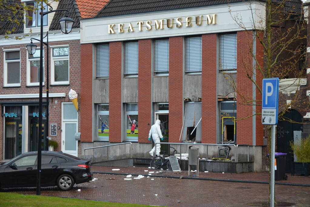 Enorme ravage na plofkraak op pinautomaat