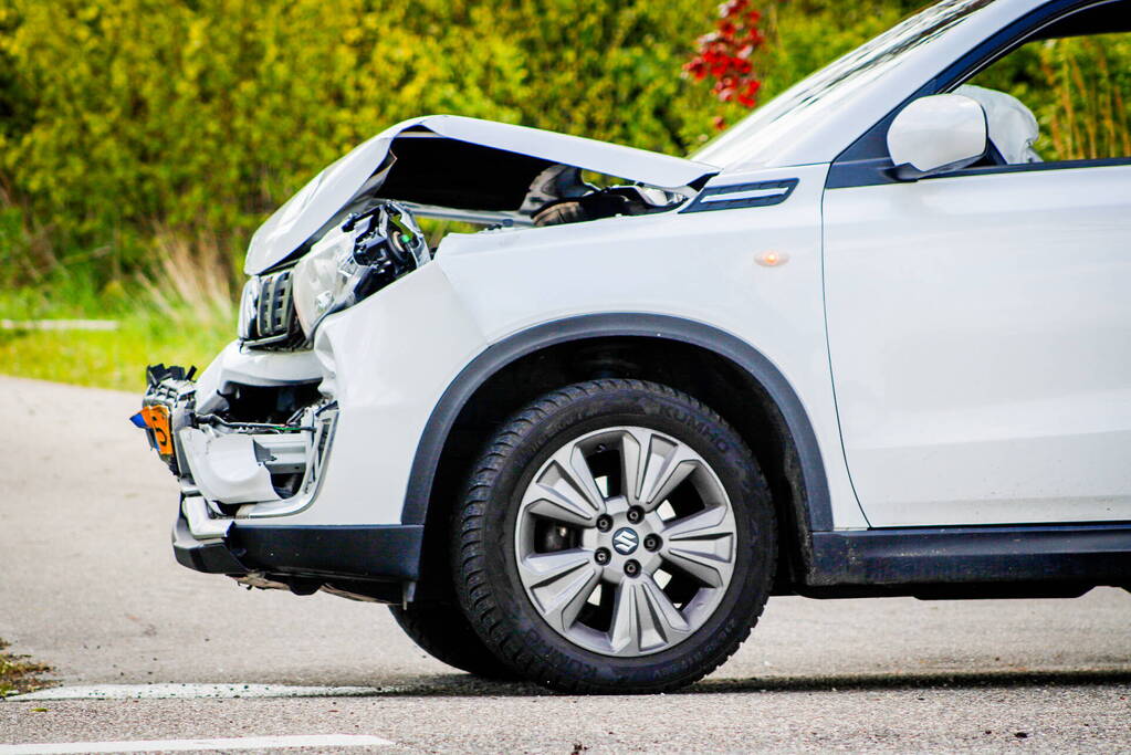 Auto's fiks beschadigd bij kop-staartbotsing