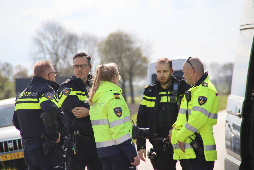 Dode bij aanrijding tussen personenauto en vrachtwagen op beruchte kruising