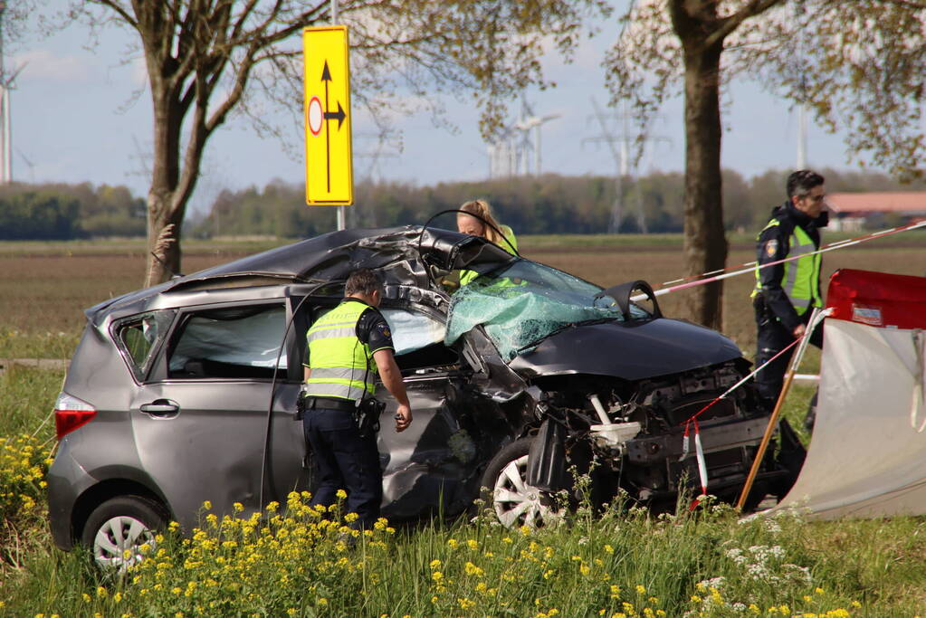 Dode bij aanrijding tussen personenauto en vrachtwagen op beruchte kruising