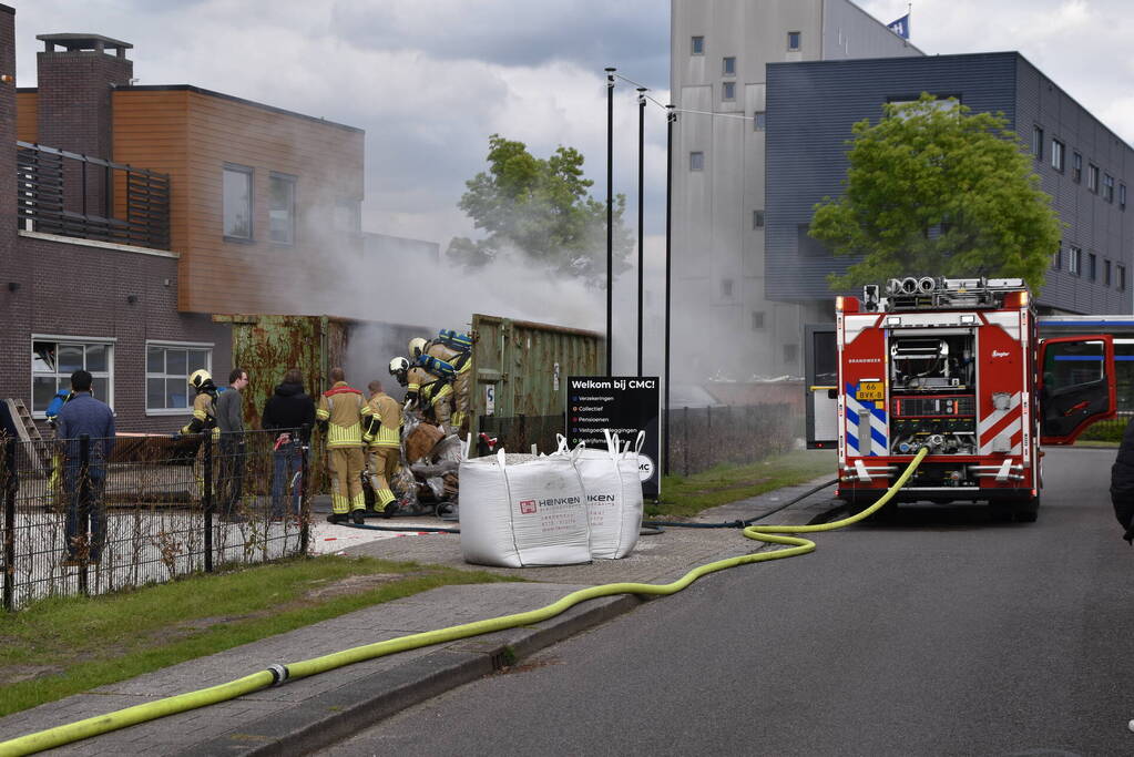 Veel rookontwikkeling bij brand in container