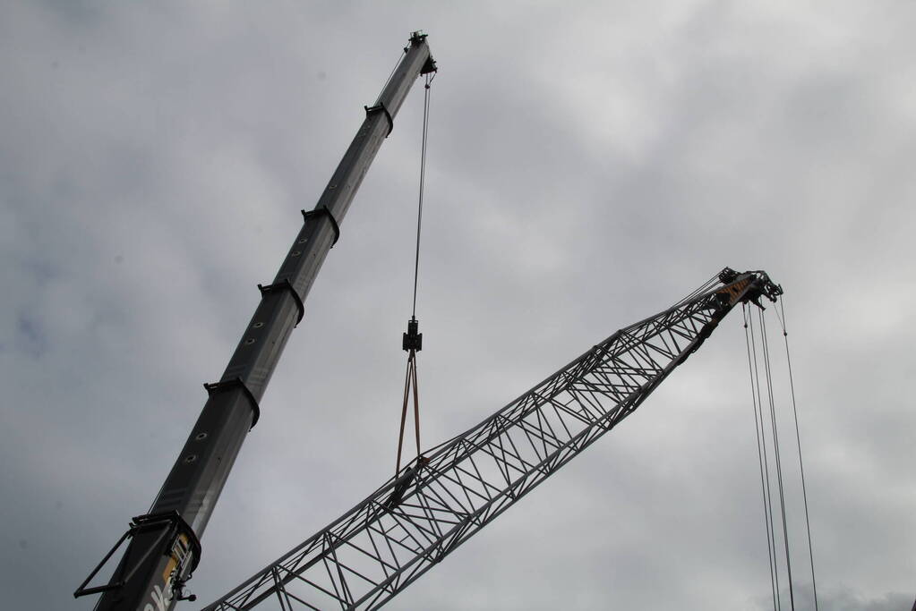 Bouwkraan dreigt om te vallen