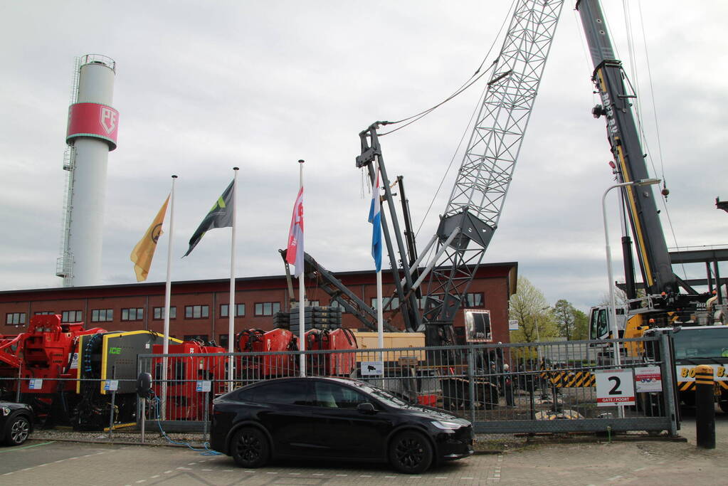 Bouwkraan dreigt om te vallen