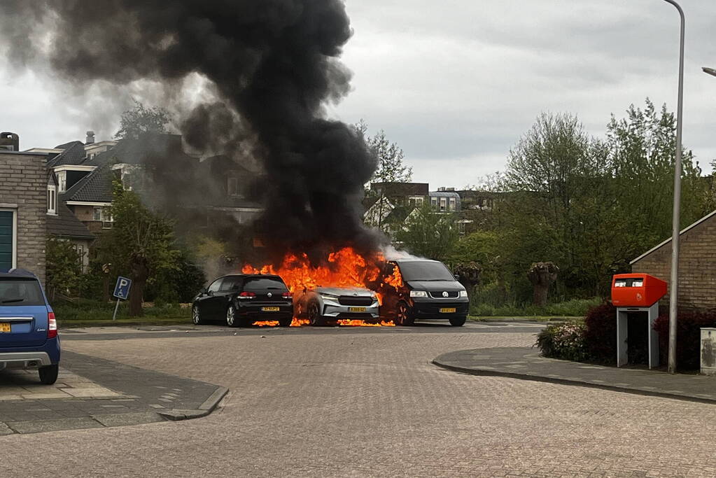 Meerdere voertuigen in brand in woonwijk
