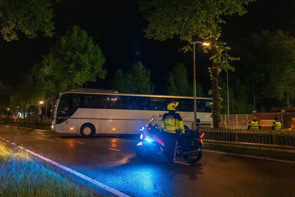 Grote inzet mobiele eenheid bij voetbalstadion tijdens wedstrijd
