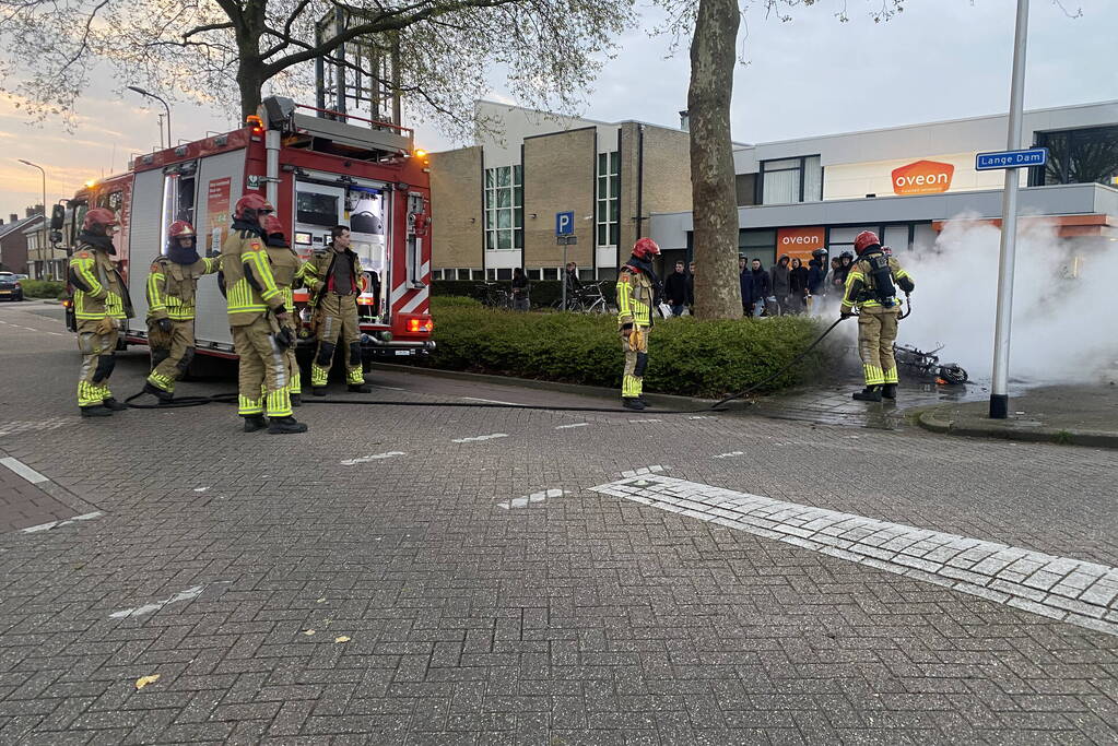 Scooter gaat in vlammen op tijdens Koningsnacht meeting