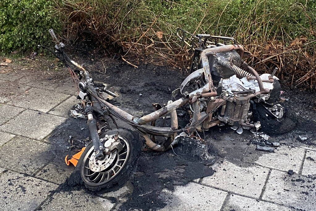 Scooter gaat in vlammen op tijdens Koningsnacht meeting