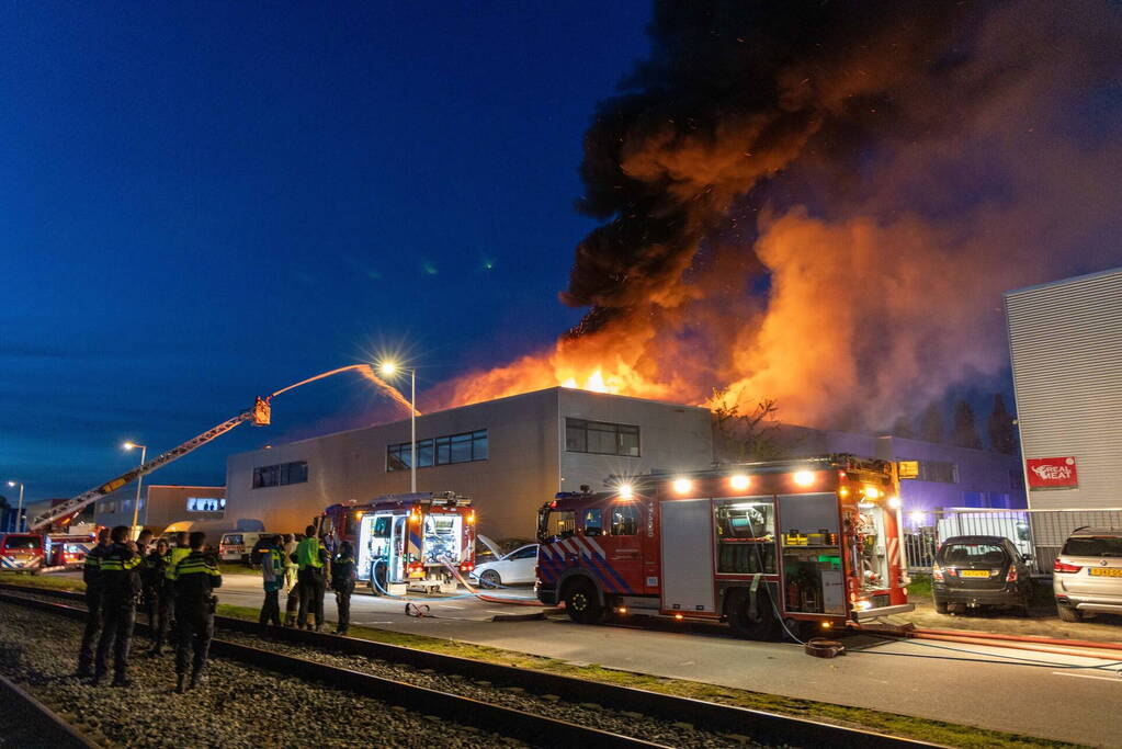 Grote brand bij autobedrijf Westelijk Havengebied