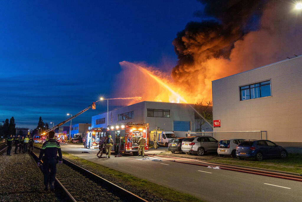 Grote brand bij autobedrijf Westelijk Havengebied