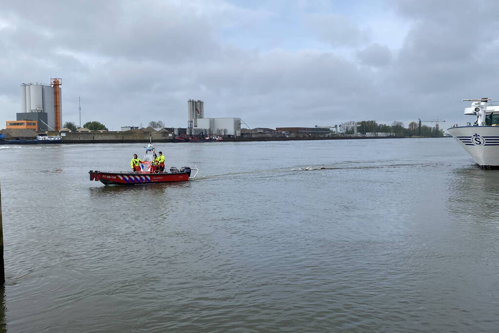 Brandweerboot sleept boom uit rivier