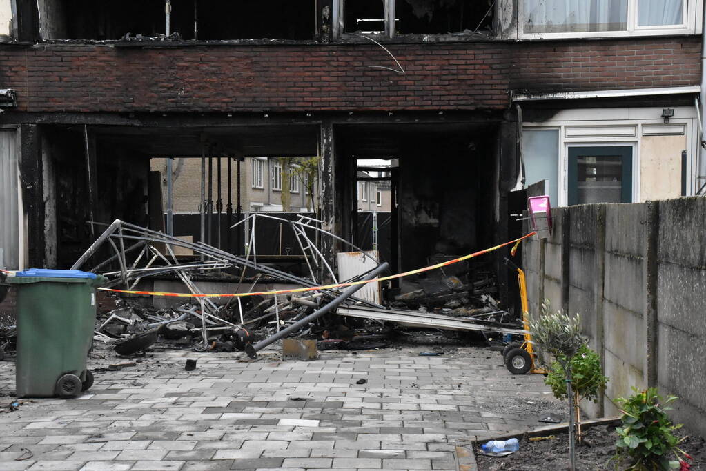 Woning verwoest door explosie en uitslaande brand