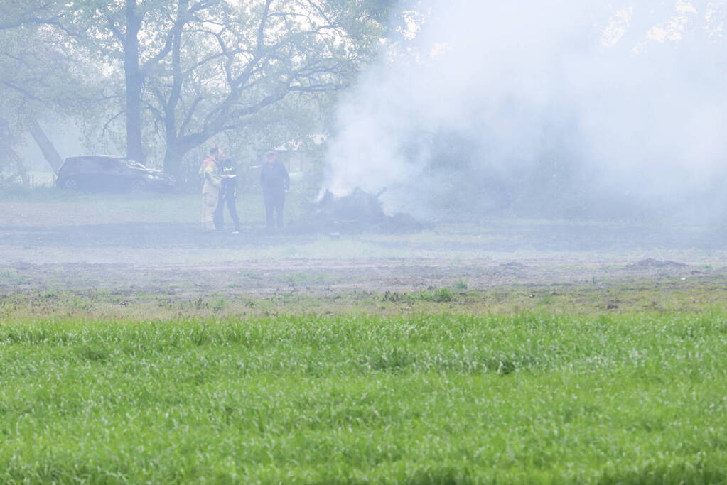 Brandweer controleert brand in afvalhoop