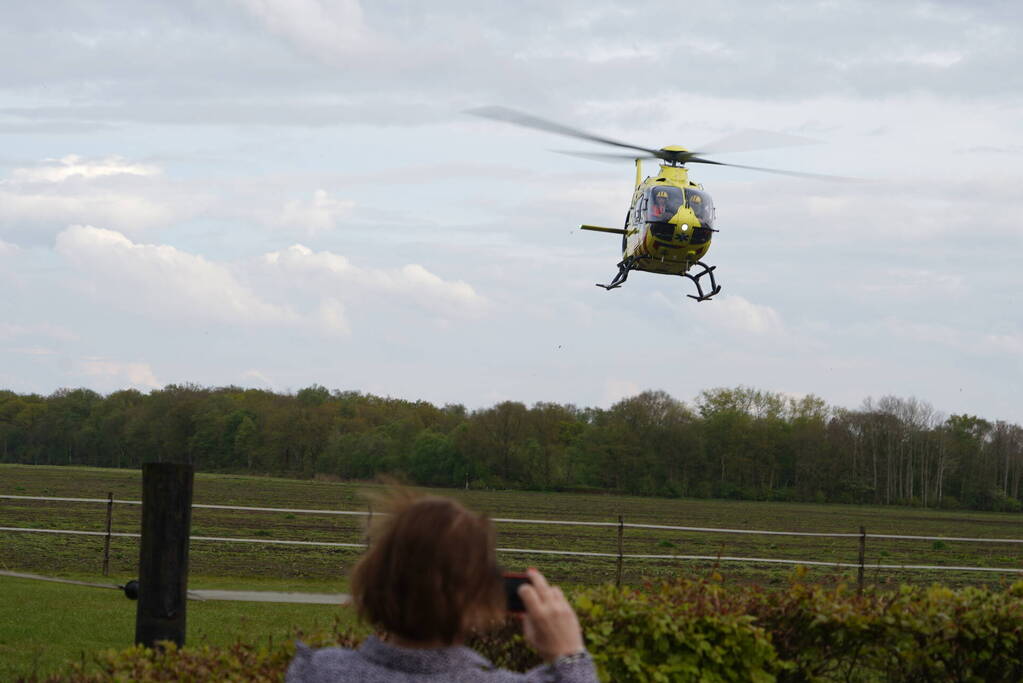 Man ernstig gewond na val van trap, inzet traumahelikopter trekt bekijks