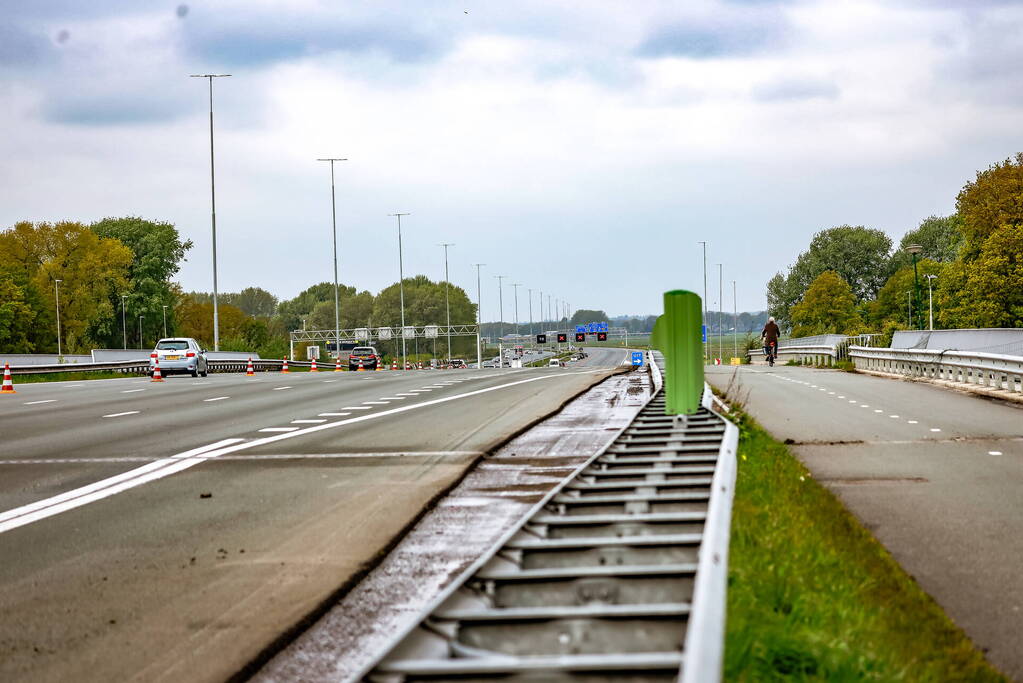 Bestuurders rijden door rood kruis bij wegwerkzaamheden aan snelweg