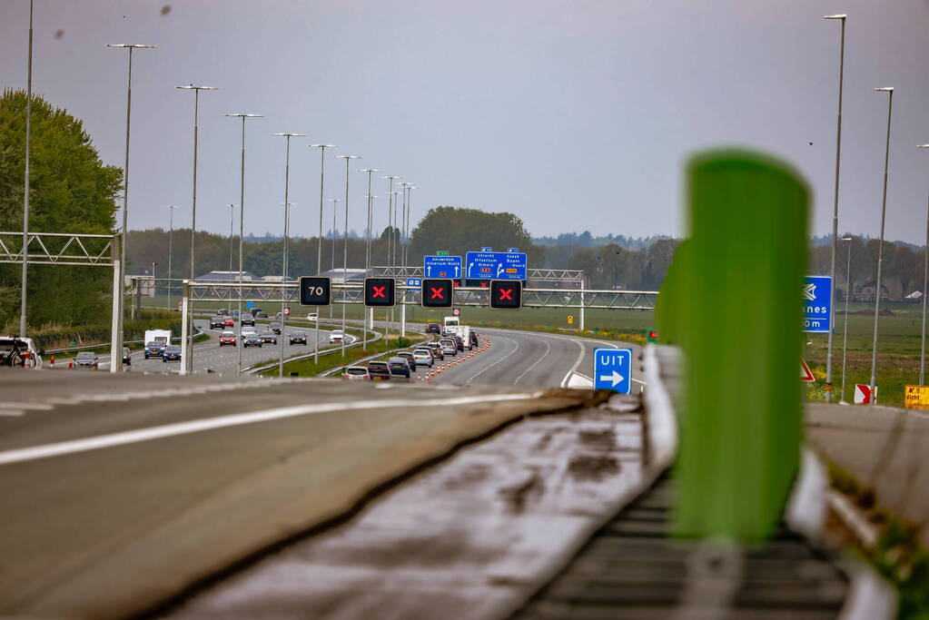 Bestuurders rijden door rood kruis bij wegwerkzaamheden aan snelweg