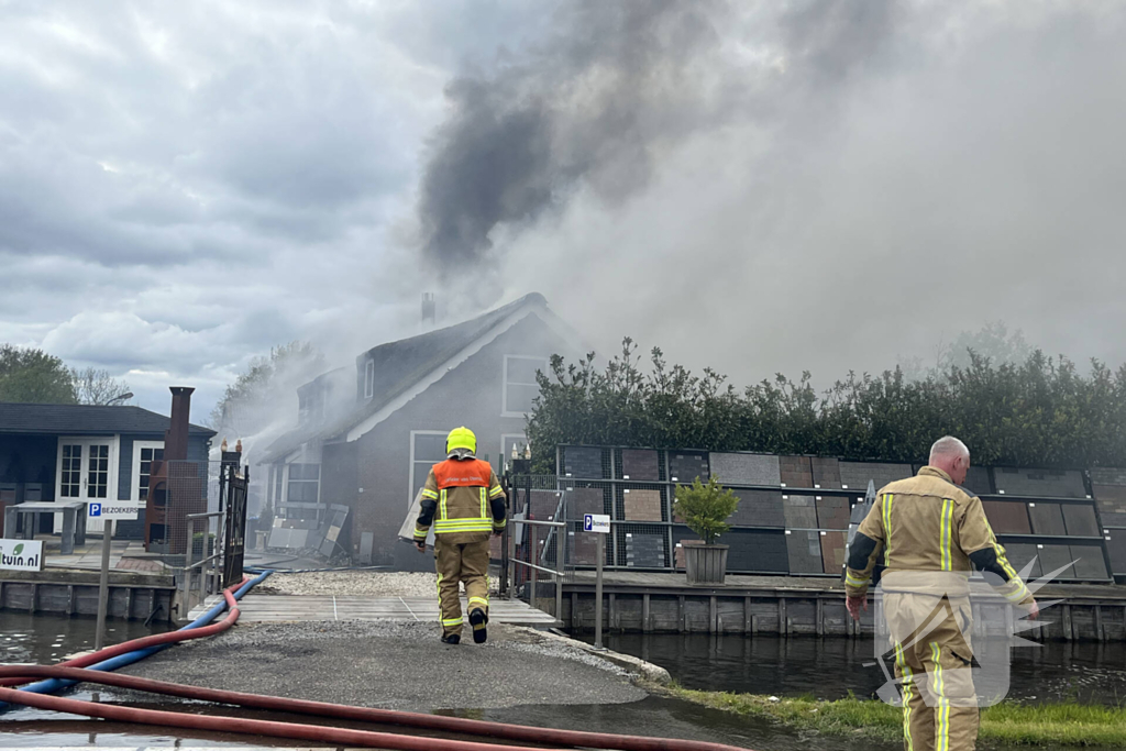 Enorme rookwolken door zeer grote brand in schuur