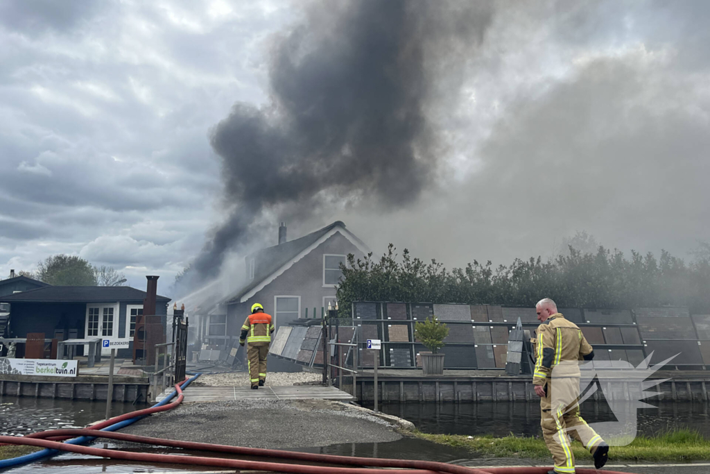 Enorme rookwolken door zeer grote brand in schuur