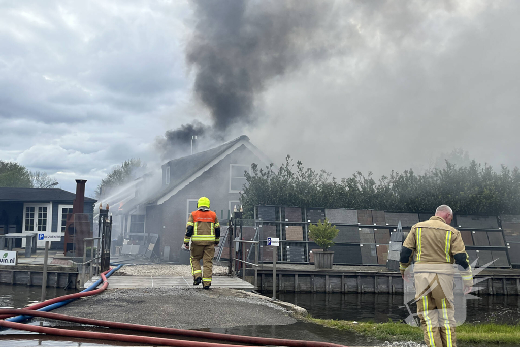 Enorme rookwolken door zeer grote brand in schuur