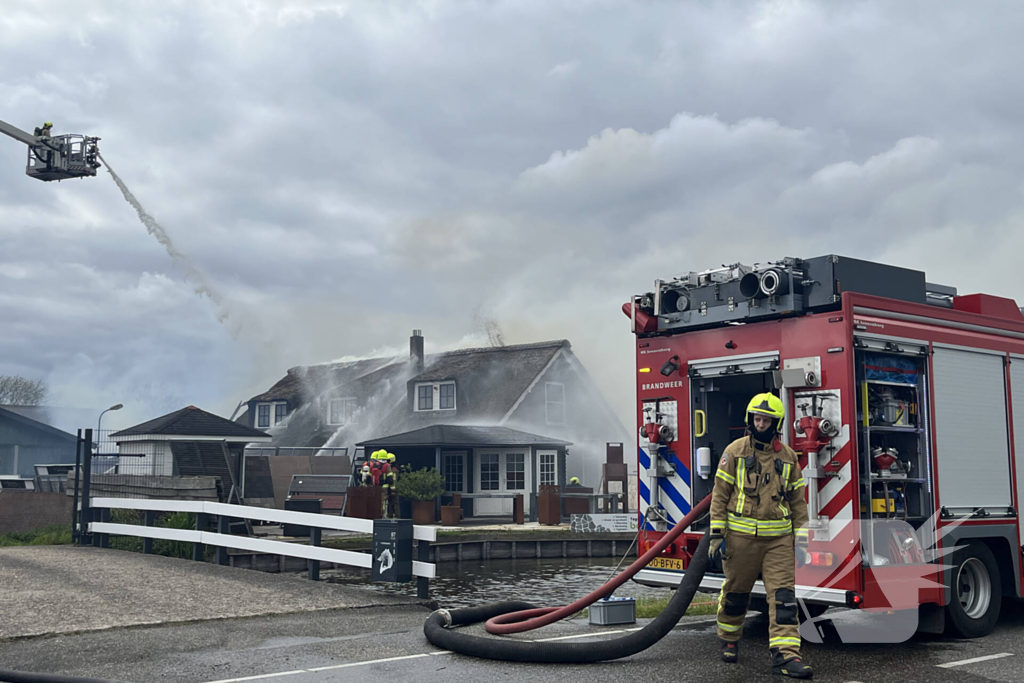Enorme rookwolken door zeer grote brand in schuur
