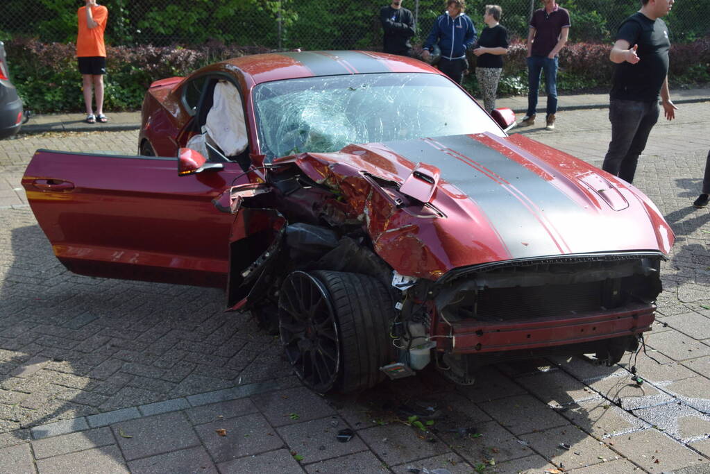 Amerikaanse sportauto zwaar beschadigd na crash