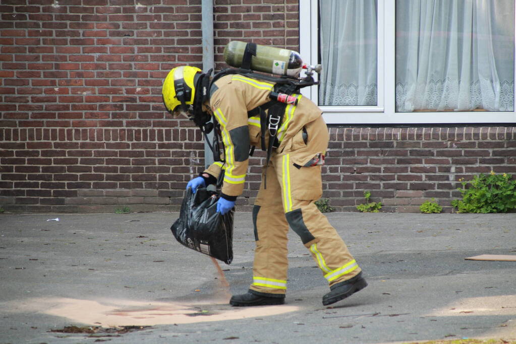 Vaten met onbekende stof gedumpt bij afvalcontainer