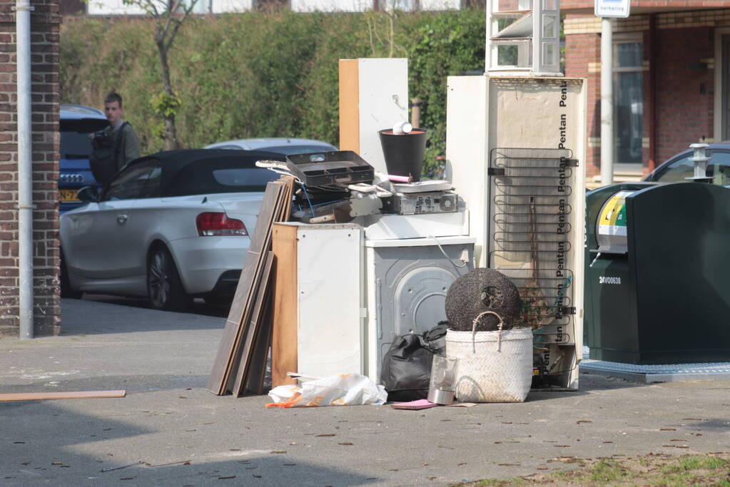 Vaten met onbekende stof gedumpt bij afvalcontainer