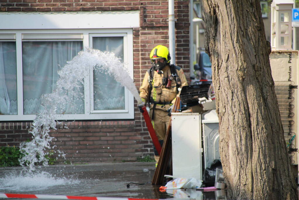 Vaten met onbekende stof gedumpt bij afvalcontainer