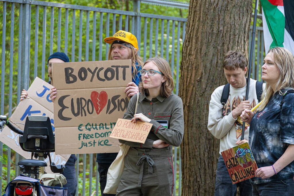 Demonstratie bij AVROTROS tegen besluit Eurovisie Songfestival