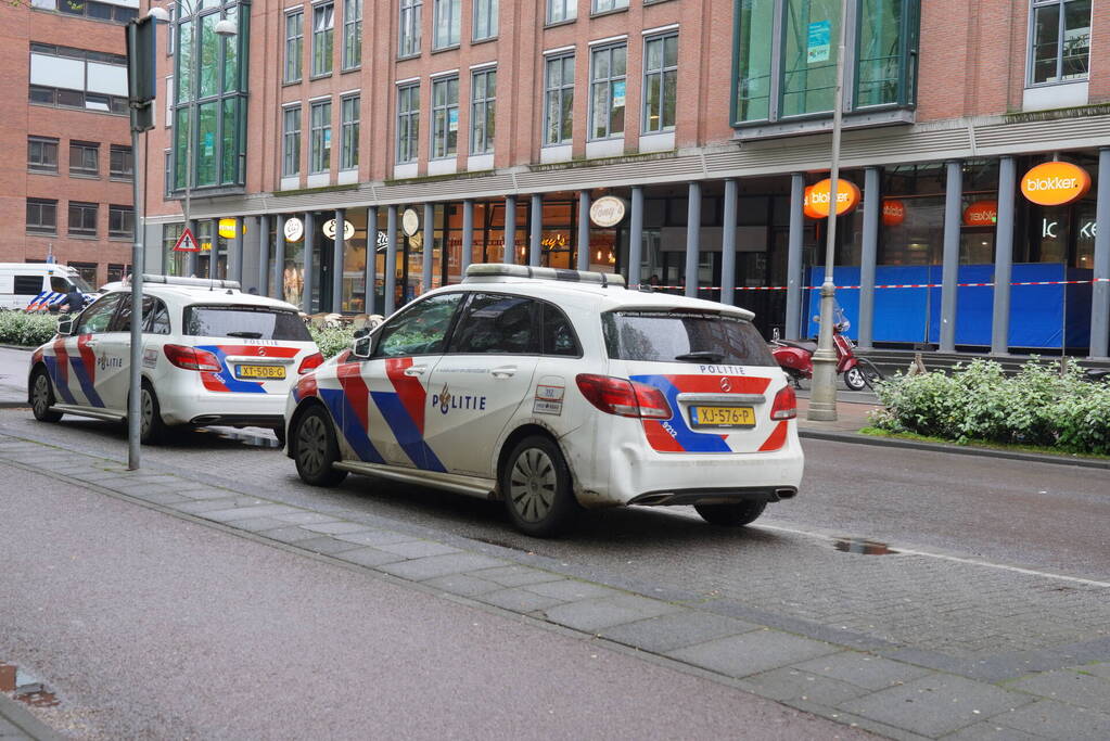 Overleden persoon aangetroffen voor winkel